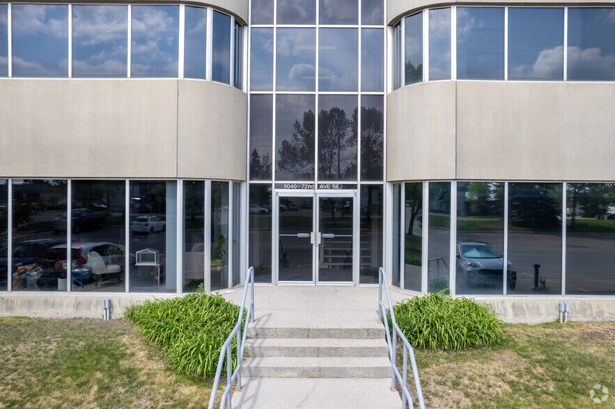 More Photos Of 4920-5280 72 Av SE, Calgary Warehouse For Lease