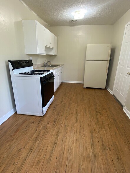 More Photos Of 1014 SW 33rd St, Topeka Specialty For Sale