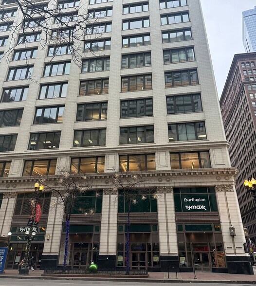 More Photos Of 1 N State St, Chicago Office Residential For Lease