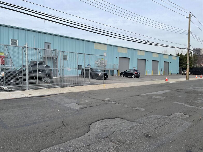 More Photos Of 700 Columbia St, Brooklyn Warehouse For Lease
