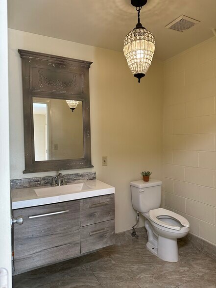 More Photos Of 7456 Valjean Ave, Van Nuys Warehouse For Lease