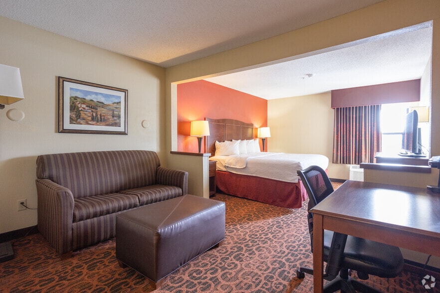 More Photos Of 1150 Riverside Dr, Battle Creek Hotel For Sale