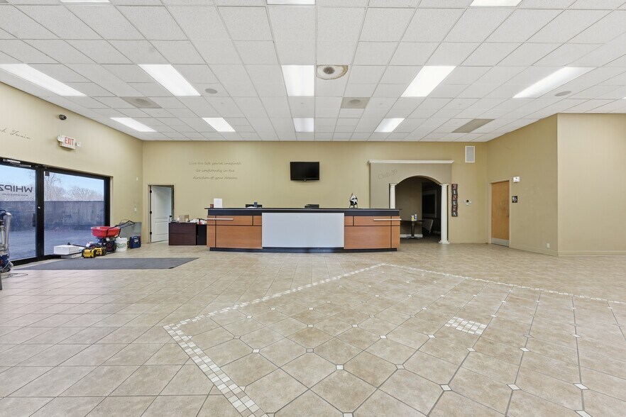 More Photos Of 3925 N Oak, Kansas City Auto Dealership For Sale