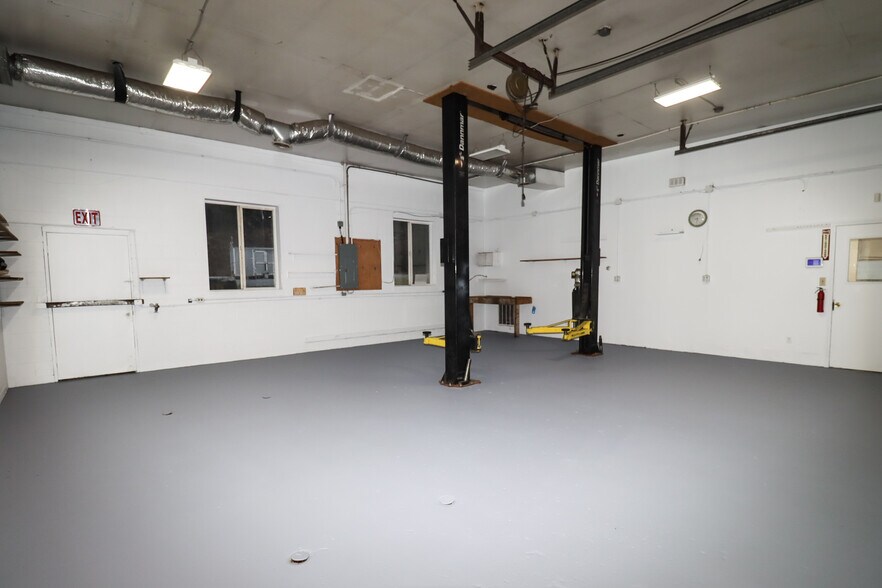 More Photos Of 2600 W Lynchburg Salem Tpke, Bedford Flex For Lease