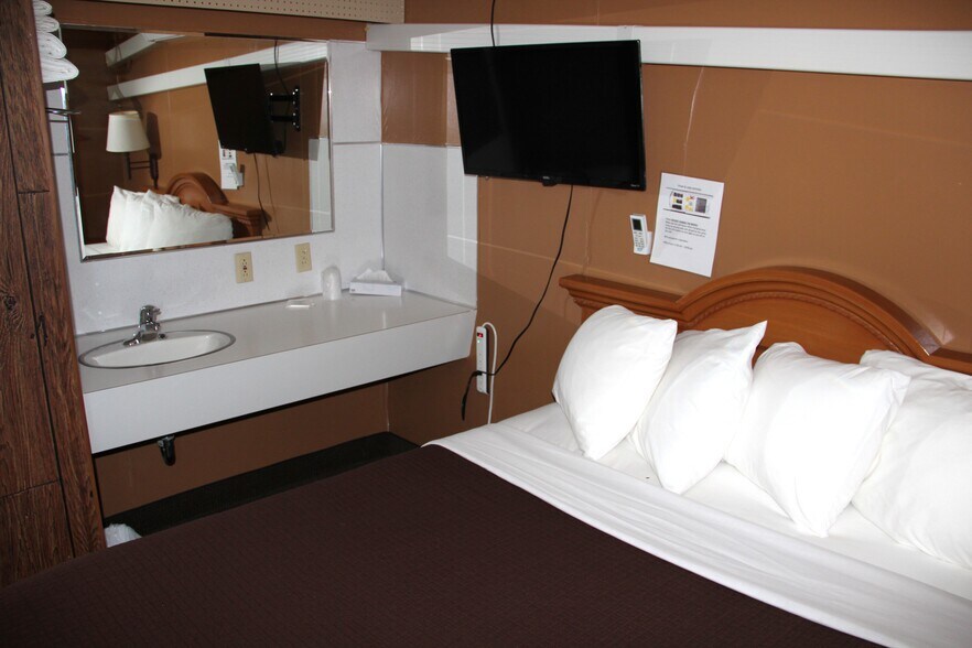 More Photos Of 115 N River St, Chamberlain Hotel For Sale