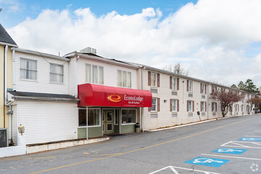 Primary Photo Of 2017 Bernville Rd, Reading Hotel For Sale
