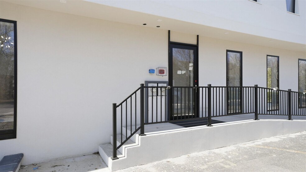 More Photos Of 200 W Montauk Hwy, Hampton Bays Freestanding For Lease
