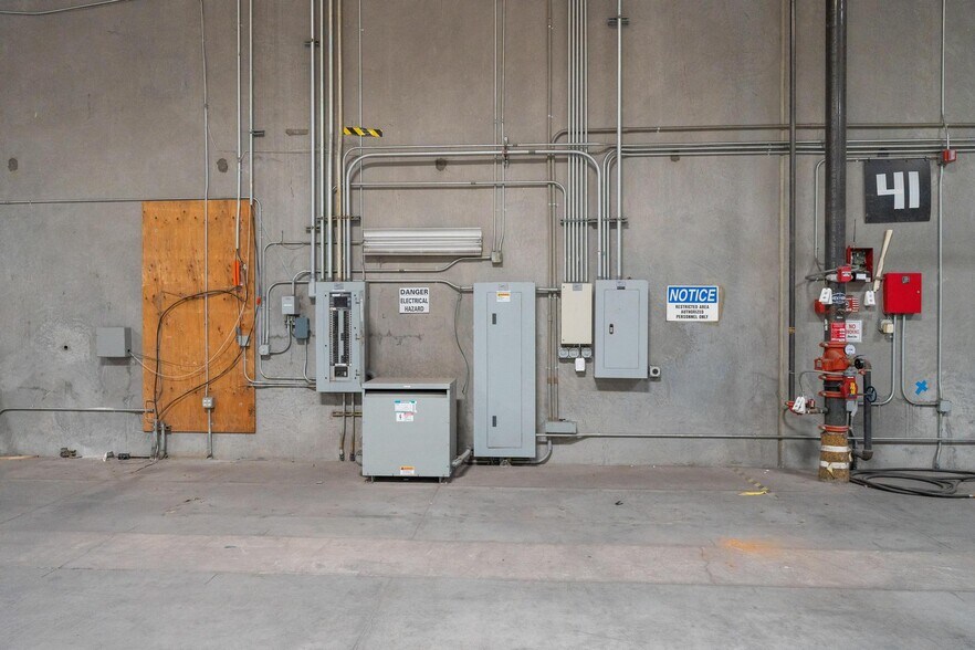 More Photos Of 7490 Commercial Way, Henderson Warehouse For Lease