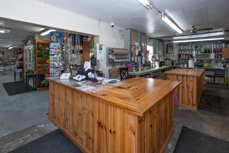 More Photos Of 180 Davis St, Croswell Garden Center For Sale