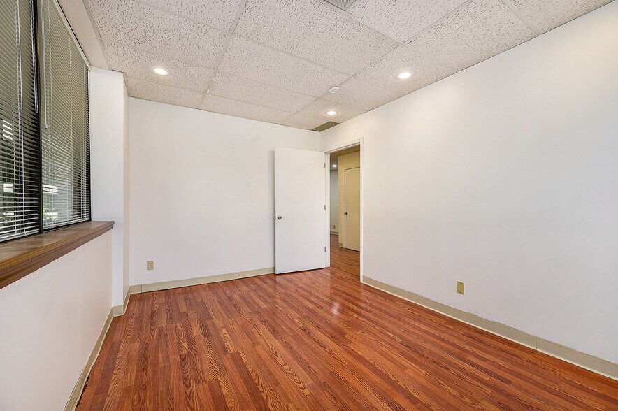 More Photos Of 5950 N Oak Tfwy, Kansas City Office For Sale