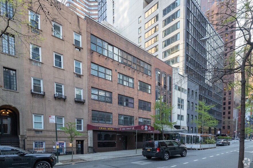 More Photos Of 216 E 49th St, New York Office For Lease