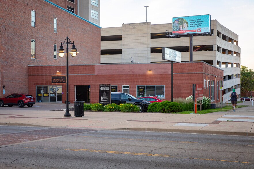 More Photos Of 428 SW Washington St, Peoria Showroom For Lease