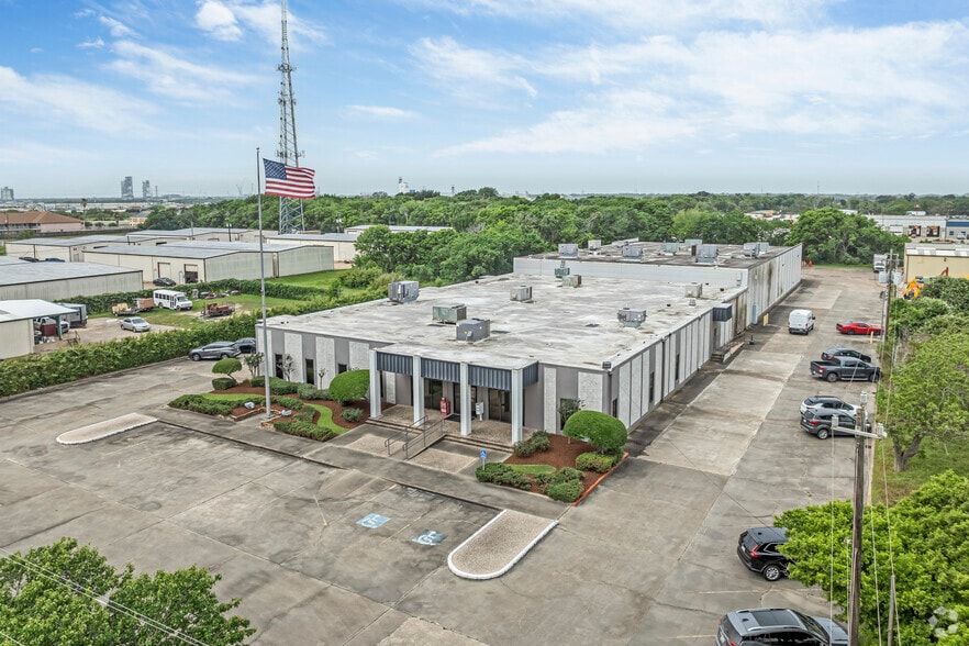 More Photos Of 720 S Main St, Clute Light Manufacturing For Sale