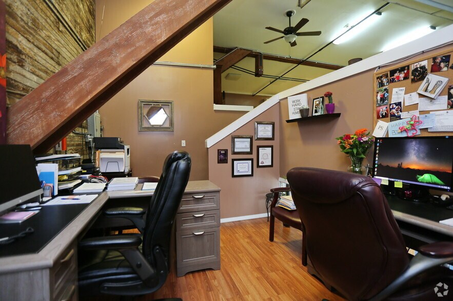 More Photos Of 1828 Franklin St, Bellingham Showroom For Sale