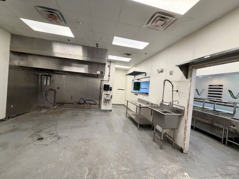 More Photos Of 1833-1861 W Tennessee St, Tallahassee Storefront For Lease