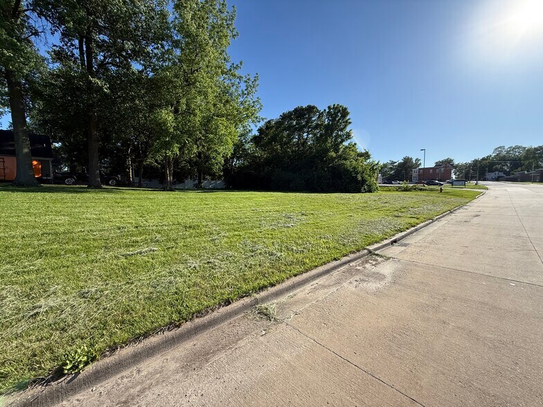 More Photos Of 304 3rd St, Waterloo Land For Sale