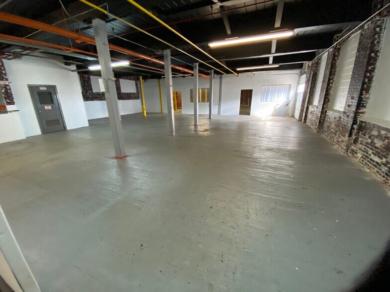 More Photos Of 25 Esten Ave, Pawtucket Showroom For Lease