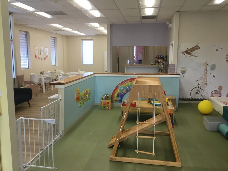 More Photos Of 15801 Oak Park Ave, Oak Forest Showroom For Lease