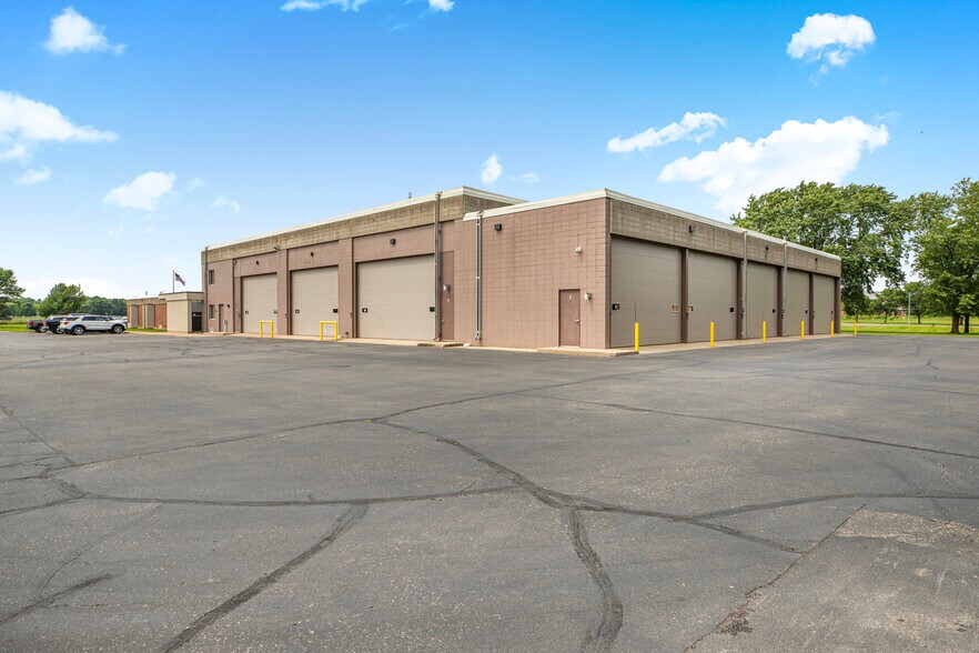 More Photos Of 900 Kraft Dr SE, Melrose Light Distribution For Lease