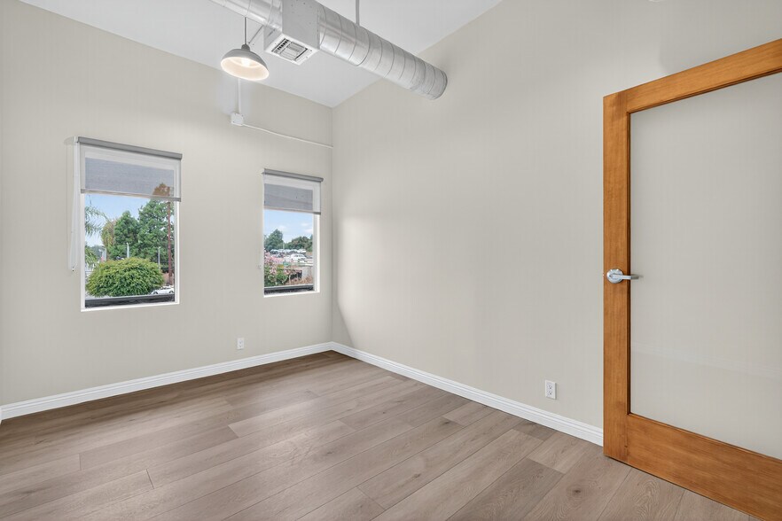 More Photos Of 10999 Riverside Dr, North Hollywood Loft Creative Space For Lease