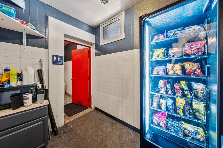 More Photos Of 348 N Riverside Ave, Medford Auto Repair For Lease