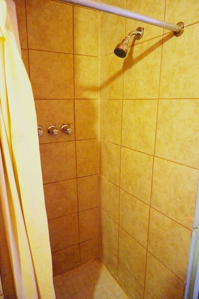 More Photos Of 2121 Kirk St, Houston Hotel For Sale