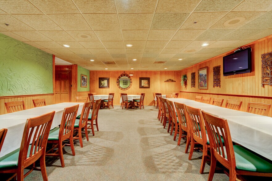 More Photos Of 1702 Park Hill Dr, Gainesville Restaurant For Sale