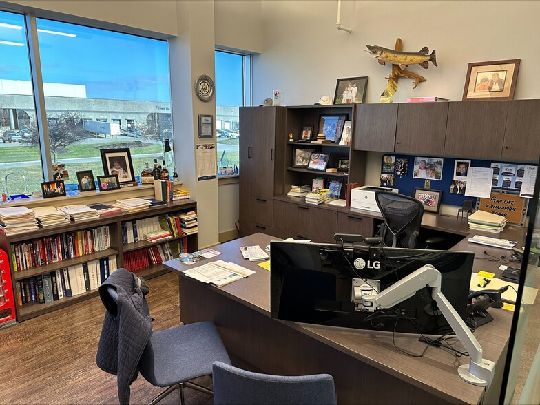 More Photos Of 655 Dearborn Park Ln, Worthington Warehouse For Lease