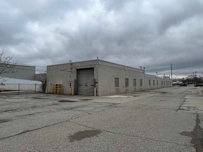 More Photos Of 11530 Stephens Rd, Warren Warehouse For Lease