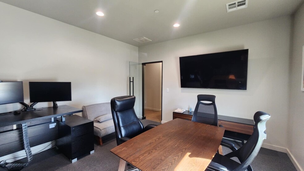 More Photos Of 1901 W 33rd St, Edmond Office Residential For Lease