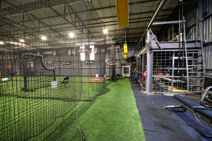 More Photos Of 415 Topeka Ave, Justin Warehouse For Sale