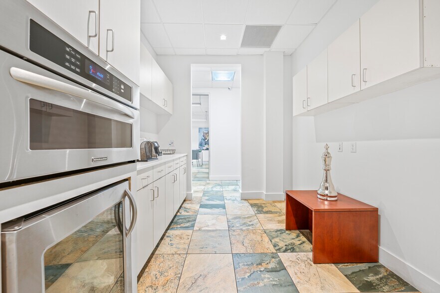 More Photos Of 2500 NW 39th St, Miami Light Distribution For Sale