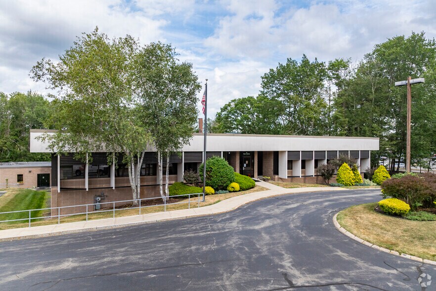 Primary Photo Of 6 Manor Pky, Salem Office For Lease