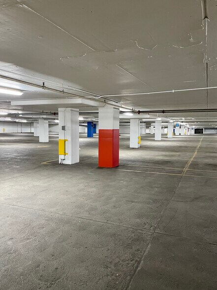 More Photos Of 49 W Maryland St, Indianapolis General Retail For Lease