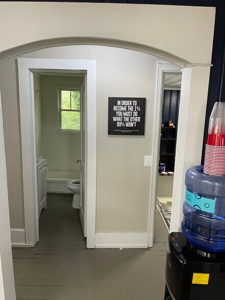 More Photos Of 216 E Memorial Dr, Dallas Storefront Retail Office For Sale