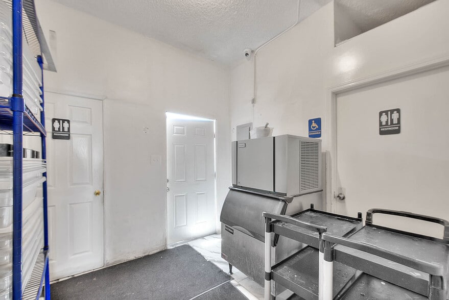 More Photos Of 14901 S Western Ave, Gardena Freestanding For Lease