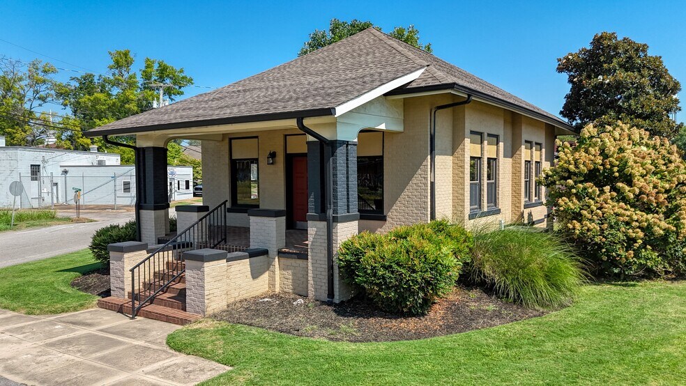 More Photos Of 512 Stonewall St N, McKenzie Office For Sale