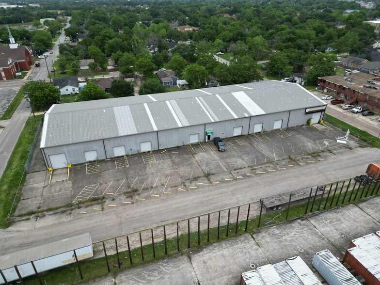 More Photos Of 1001 Dumont St, South Houston Distribution For Lease