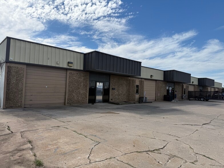 More Photos Of 413 N Walnut Ave, Broken Arrow Warehouse For Lease