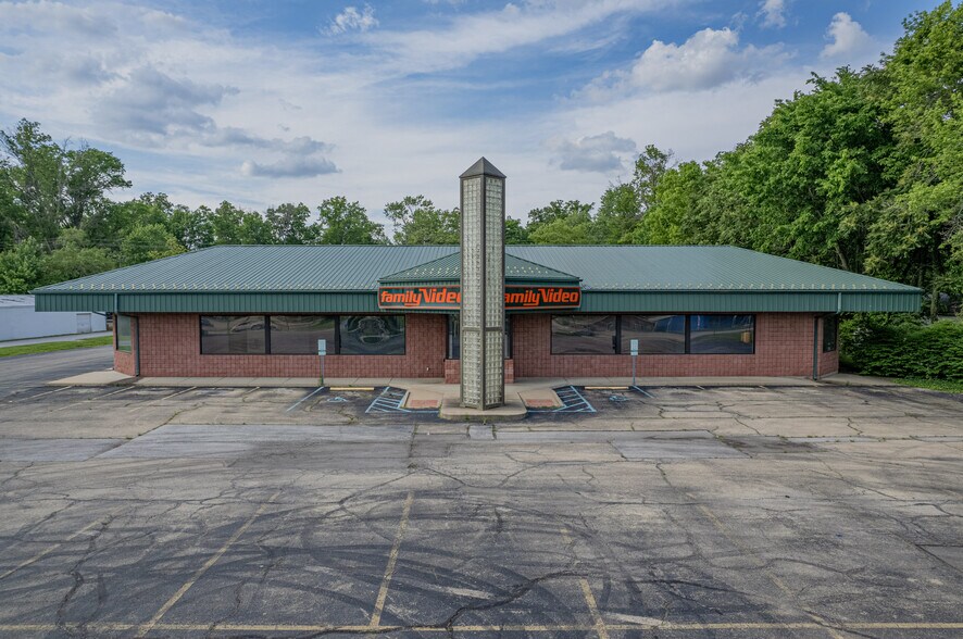More Photos Of 612 W Main St, Salem Freestanding For Lease