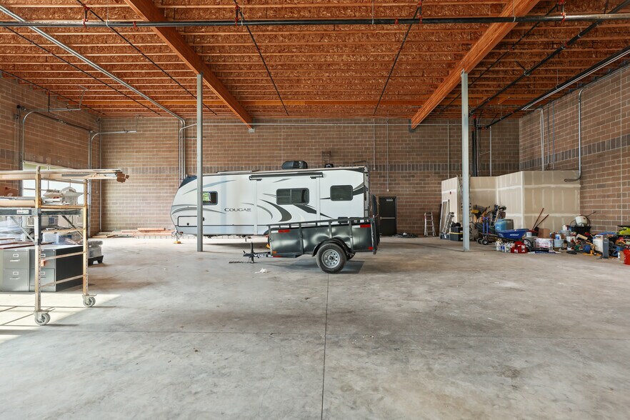 More Photos Of 21600 SE Stark St, Gresham Service For Lease