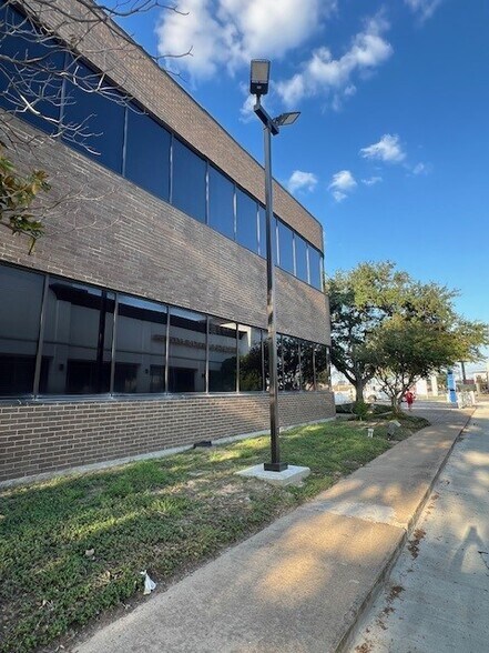 More Photos Of 11011 Jones Rd, Houston Office For Sale