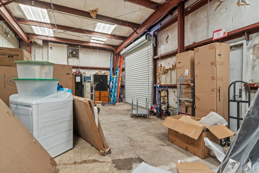 More Photos Of 304 W Jefferson St, Quincy Freestanding For Sale