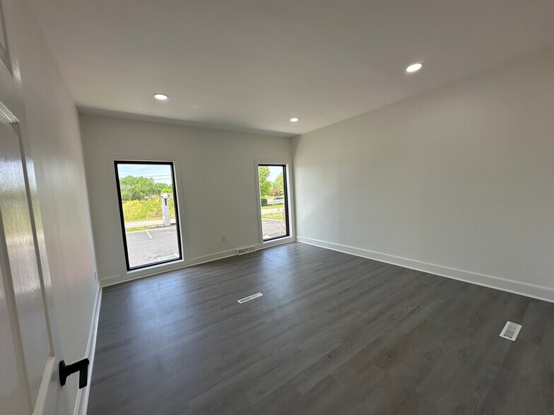 More Photos Of 1719 Ashley Cir, Bowling Green Office Residential For Lease