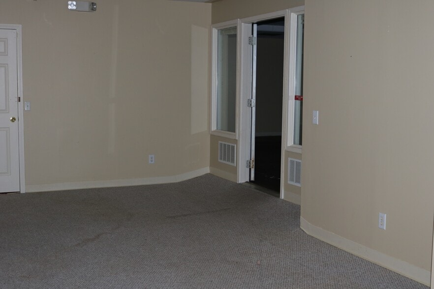 More Photos Of 24-28 S East St, Jasper Storefront Retail Residential For Lease