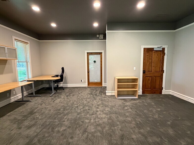 More Photos Of 411 W Main St, Round Rock Unknown For Lease