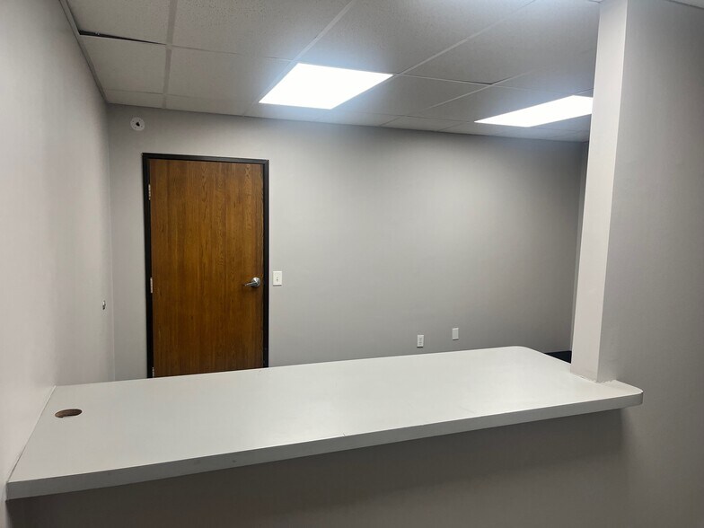 More Photos Of 30975 8 Mile Rd, Livonia Manufacturing For Lease