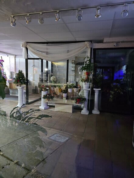 More Photos Of 24802 Northern Blvd, Douglaston General Retail For Lease