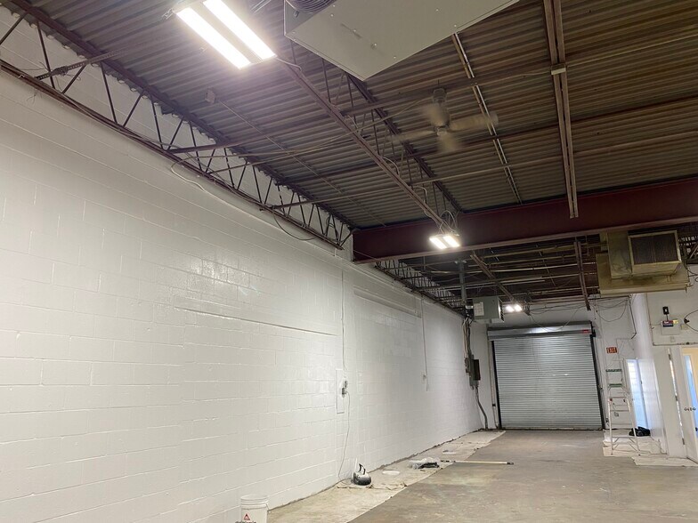 More Photos Of 181 E Industry Ct, Deer Park Warehouse For Lease