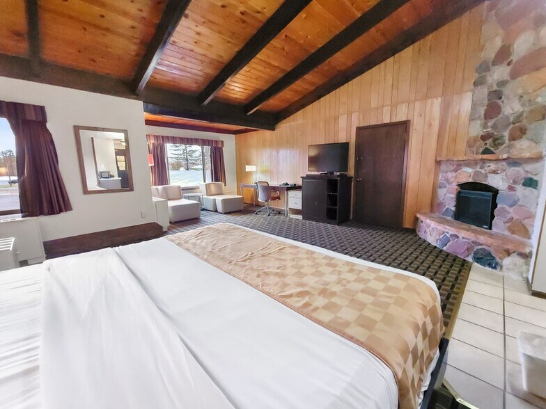 More Photos Of 325 Fire Monument Rd, Hinckley Hotel For Sale